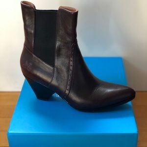 Brand new in box John Fluevog Chelsea ankle boots